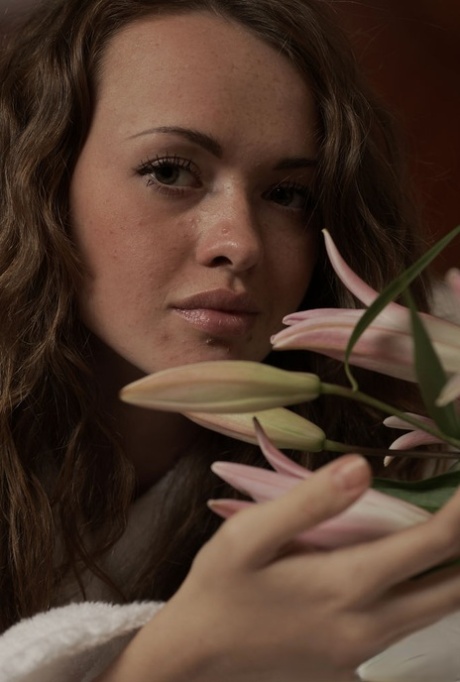 Ledwie legalna dziewczyna Vega drażni swoje nagie ciało świeżo ściętym kwiatem