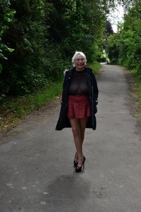 Mulher britânica madura Barby Slut mostra as mamas e o rabo em locais públicos