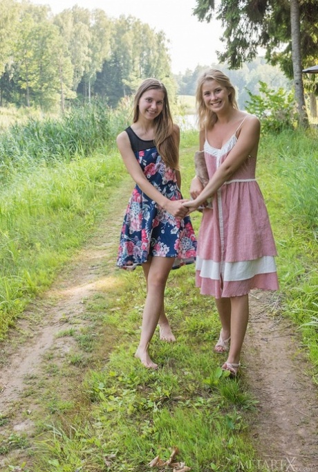 De blonde teenagere Lara Sugar og Casey Nohrman har lesbisk sex på en kaj