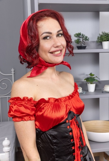 Över 30-åriga rödhåriga Sasha Sky tar av sig en vacker klänning medan hon bär strumpeband