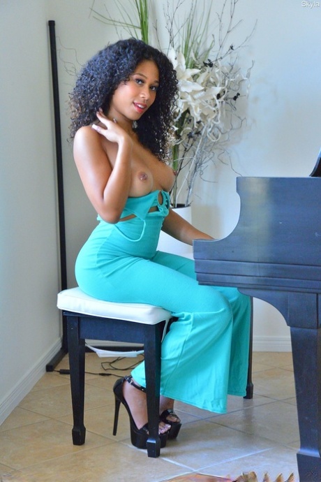 ハイヒールでオナニーする前にピアノを弾くホットな黒人少女スカイラ