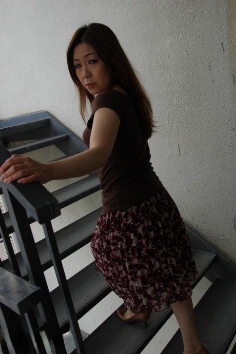 Yumi Kajiyama, MILF giapponese pelosa, viene scopata e cremata