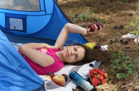 Pige næste dør type bliver helt nøgen under en camping tur