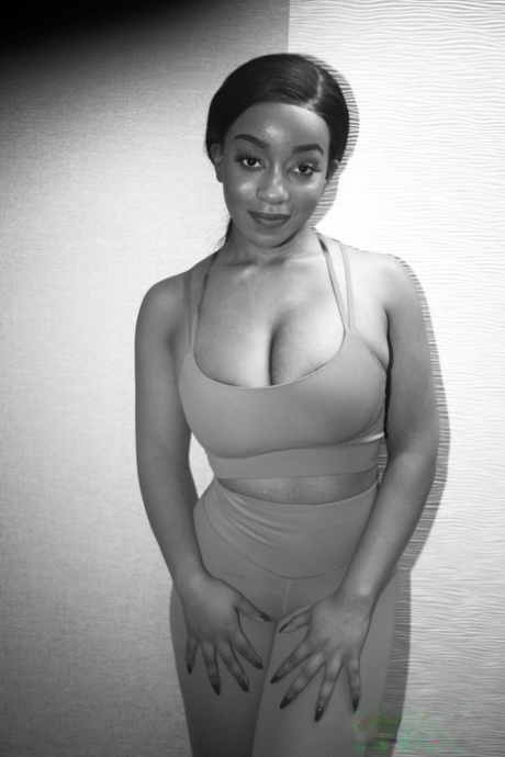 Ebony Küken Lily Starfire hat ihre großen Brüste vor interracial Sex gequetscht