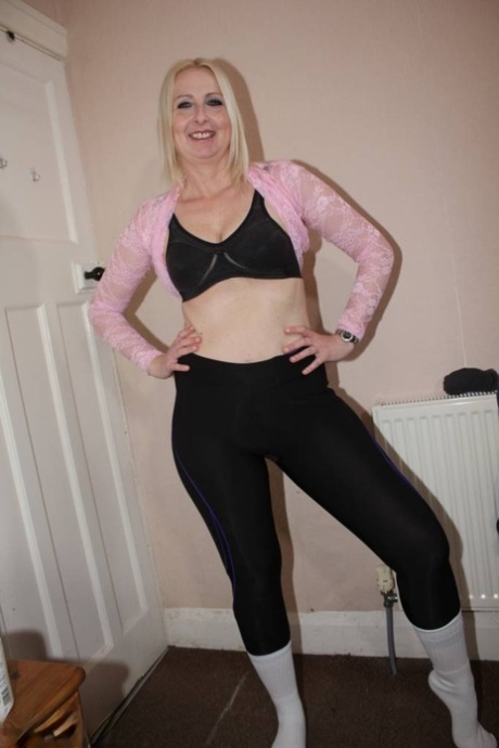 Den blonde britiske kvinde Tracey Lain stripper til hvide sokker før POV-sex