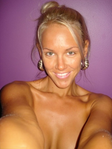 Heiße blonde Aussie Jewel zeigt ihre großen Brüste, während sie nackte selfies macht