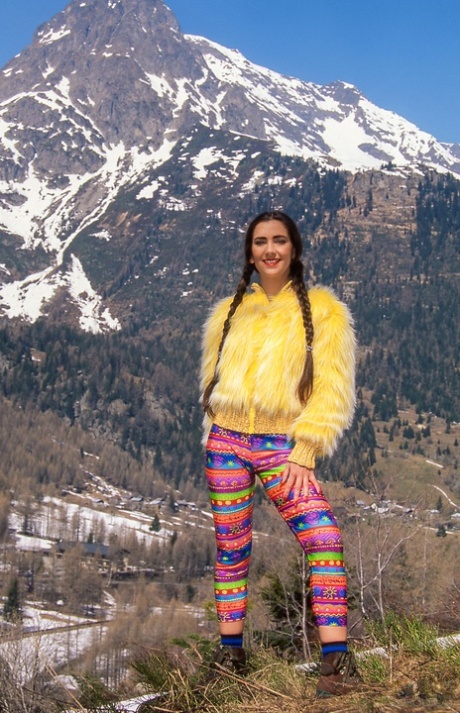 Brunette meisje Melory doet een dubbele penetratie tijdens het wandelen in de Alpen