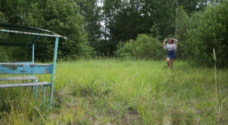 Aura laat haar blote kont zien terwijl ze een plasje doet op een bankje in de buitenlucht