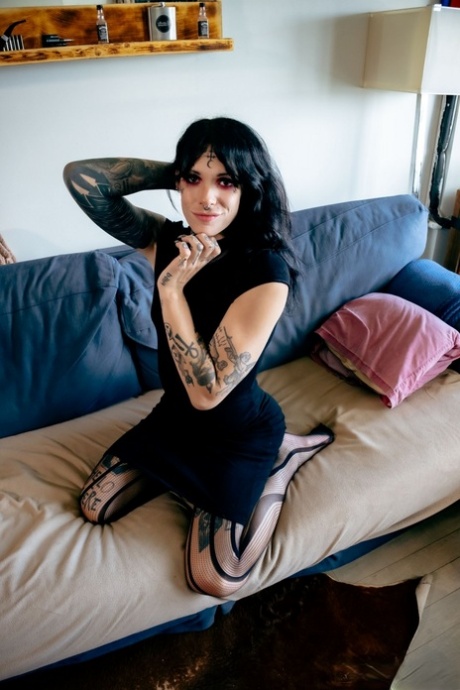Las tatuadas Amy Nosferatu y Veronique Tinkler hacen una doble mamada