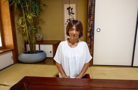 痩せた日本人女性がコーヒーテーブルの上でトイボーイとセックス