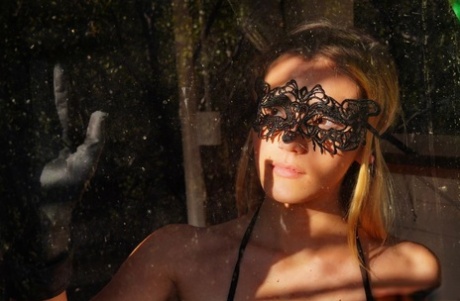 Sexy Teenie Stefany zieht eine Maskerade-Maske in einem freizügigen Bodystocking aus