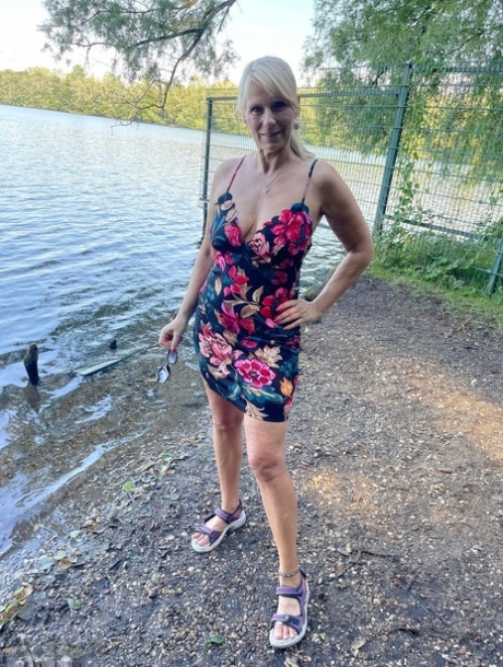 A loira Sweet Susi expõe-se durante as suas aventuras à beira do lago