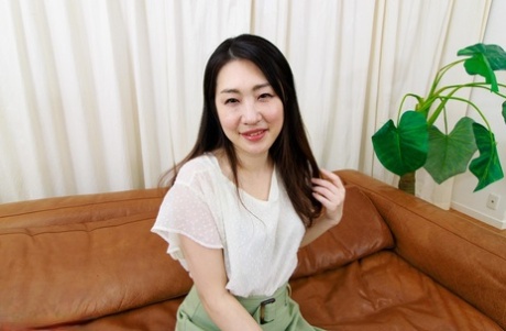 Japanse Megumi Satuki heeft seksuele gemeenschap op een bed