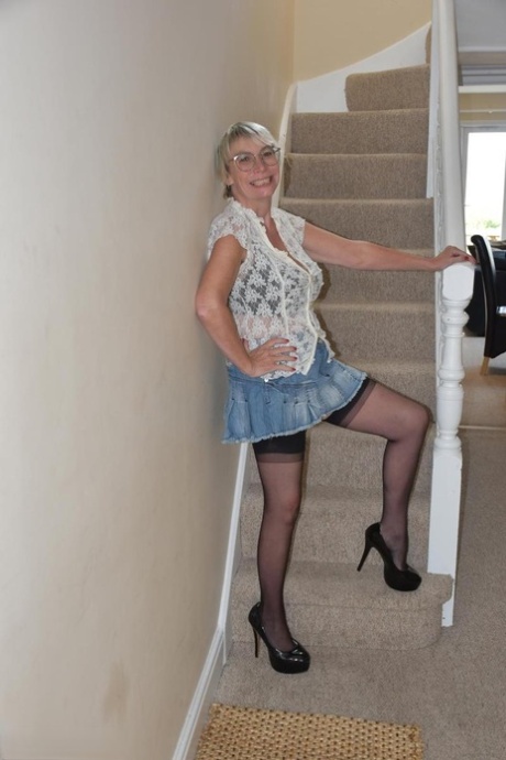 Reife britische Frau Barby Slut zeigt ihre großen Titten und Muschi auf der Treppe