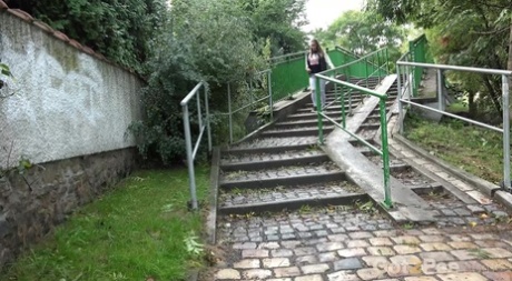 Naomi Benet betrapt met haar spijkerbroek naar beneden terwijl ze op openbare trappen piste