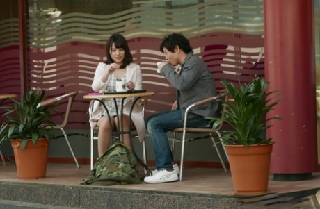 La ragazza giapponese Mihono fa sesso con un ragazzo al primo appuntamento