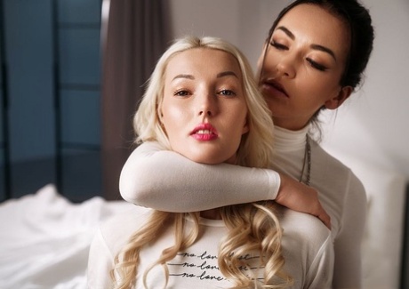 Gorące lesbijki Zuzu Sweet i Lovita Fate uprawiają seks strapon na łóżku w pończochach