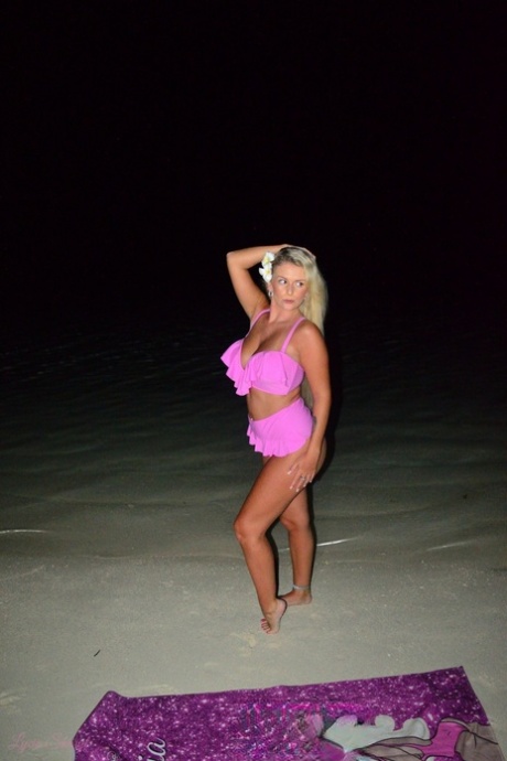 Curvy UK blonde Lycia Sharyl gets totally naked during outdoor action at night