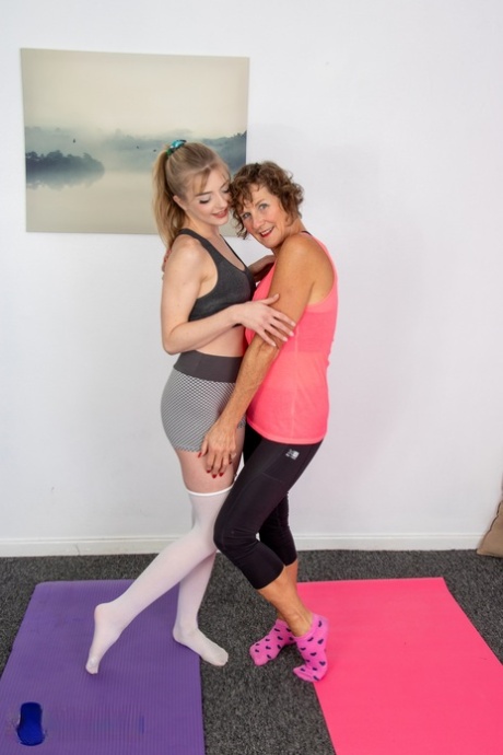 La bionda Gabie fa sesso lesbico con la sua vecchia insegnante di yoga Molly Maracas