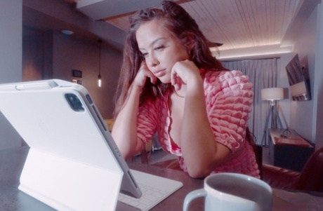 Den britiske kvinde Roxy Richie onanerer med en dildo under en webcam-session