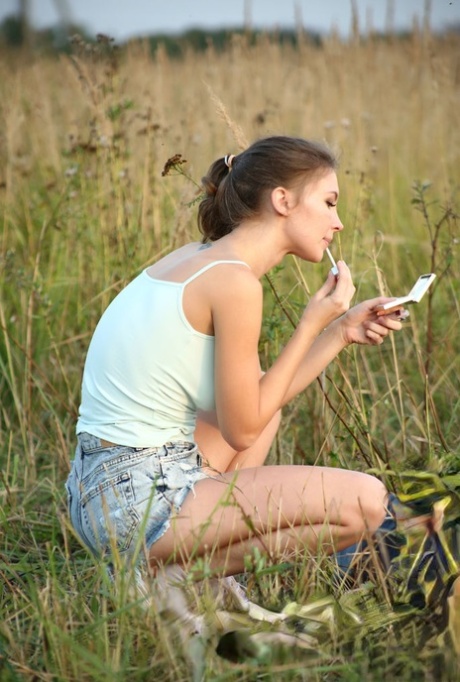 Sladká teenagerka Galina A odhaluje své skvělé tělo v zarostlém poli