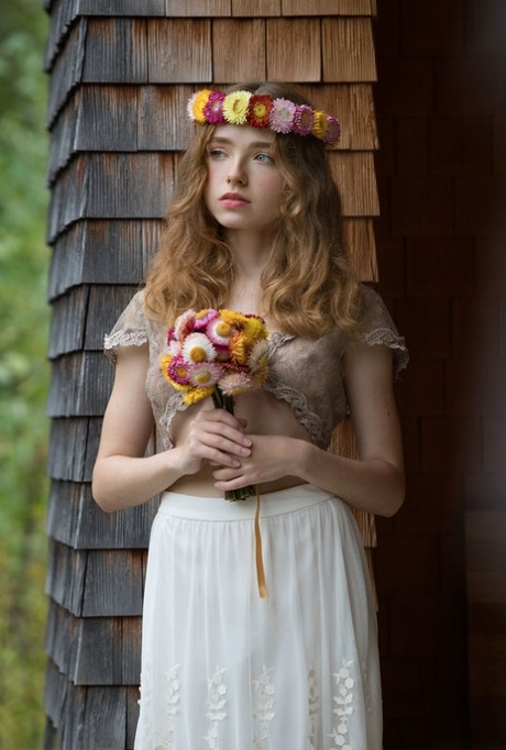 La superbe adolescente Rinna Ly arbore une couronne de fleurs tout en se dénudant.