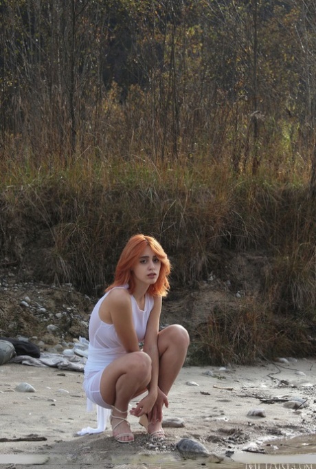 La rossa sexy Elfa Floria libera il suo corpo nudo da teenager mentre è al fiume