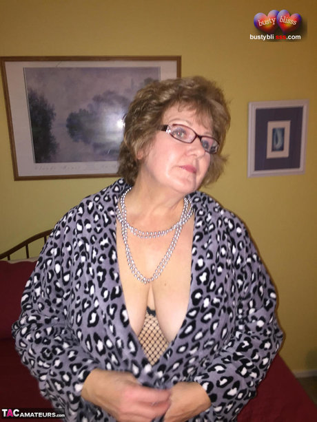 Mature lady Busty Bliss slickar läpparna medan hon visar sina naturliga bröst