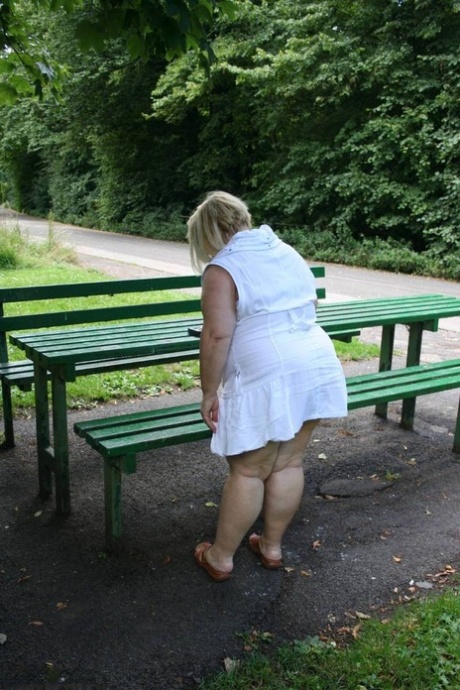 La obesa rubia británica Lexie Cummings juega con su coño perforado en una mesa pública