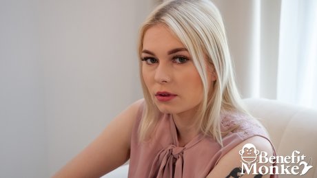 Smukke blonde Mimi Cica afslører en piercet brystvorte, før hun viser sin vagina frem