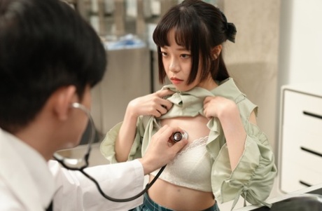 A jovem asiática Yuli cospe esperma depois de fazer sexo com um médico durante um exame