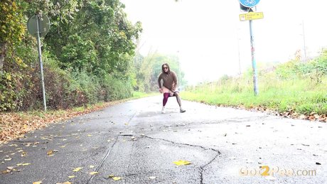 Weißes Mädchen Barbe nimmt eine dringend benötigte Pisse auf einer asphaltierten Straße