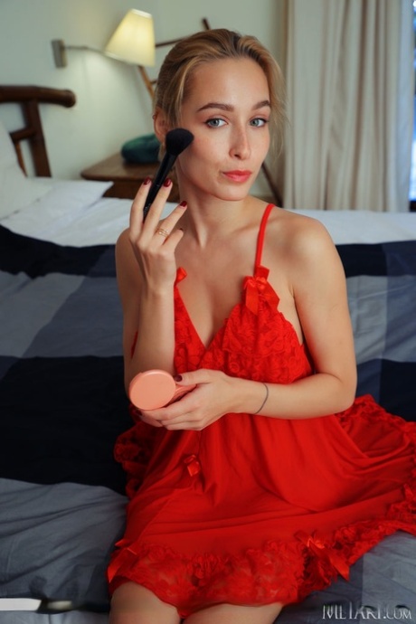 Heiße blonde Teenagerin Kelly Collins zieht rote Unterwäsche aus, um sich nackt zu zeigen