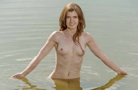 Pěkná teenagerka Stasiya A se vynořuje z jezera zcela nahá