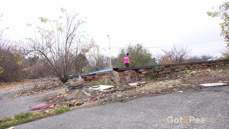 La jolie brune Freya Dee est surprise en train de pisser sur un site abandonné.