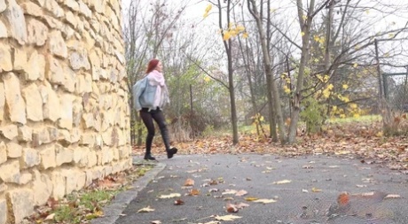 Katy Rose, rousse pâle, se fait surprendre en train de faire pipi sur des feuilles pendant la journée.