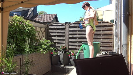 Mujer amateur Hotmilf se desnuda totalmente en una tumbona del patio