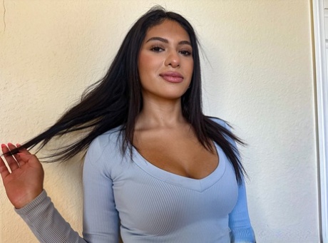 Latina chick Reyna Belle heeft POV seks met een grote lul