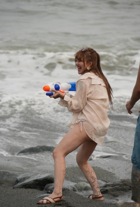 Radiated Chinese girl Han Nixi bangs her boyfriend after a day at the beach