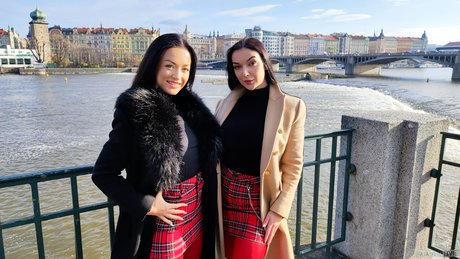 Zuzu Sweet & Lady Gang sätter på matchande minikjolar i matchande strumpbyxor