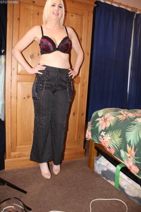 Den blonde britiske dame Tracey Lain klæder sig af, før hun har POV-sex på en seng