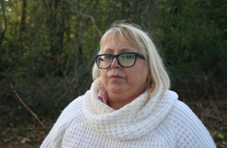 La rubia obesa del Reino Unido Lexie Cummings fuma mientras se exhibe en el campo