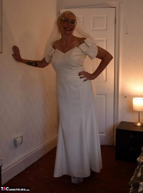 Britische Frau Barby Slut zeigt ihre großen Titten während sie Brautkleider trägt