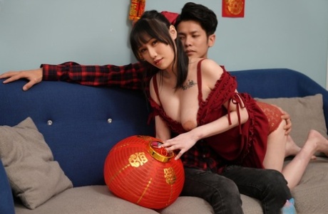 La china Xiao Ye Ye practica sexo en una cama con su novio