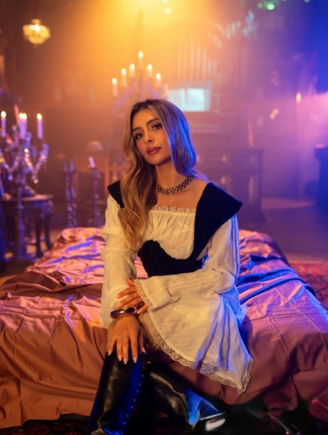 Белокурая латиноамериканка Тру Каит занимается сексом на кровати со своим любовником при свечах