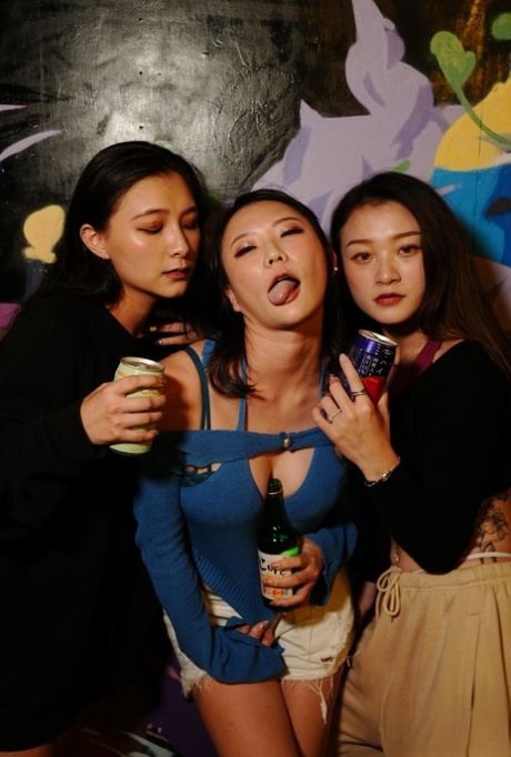 A chinesa Yuli tem relações sexuais com um rapaz depois de uma noite com as raparigas