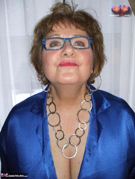 Ältere Dame Busty Bliss zeigt ihre großen natürlichen Titten, während sie eine Brille trägt