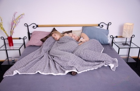 Lesbiske piger Lovita & Rika gør det frække på en seng i strømpeholdere og nylonstrømper