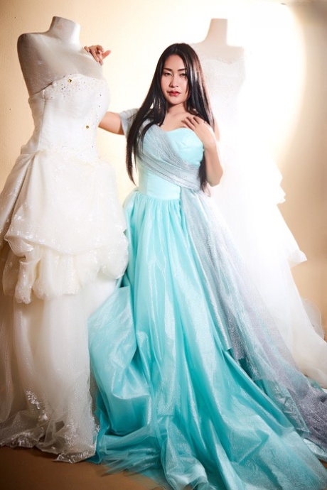 Den vackra asiatiska bruden Linlin befriar sina stora bröst och fuktiga fitta från en klänning