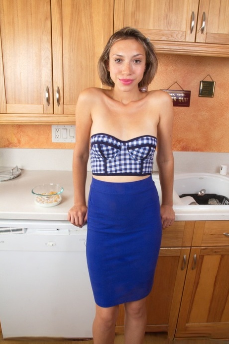 Latina Teen Amber Faye hebt ihren Busch hervor, während sie nackt in einer Küche geht